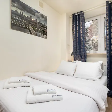 Dabrowskiego By Your Freedom Apartment